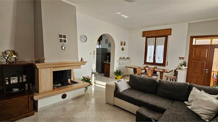 Pentalocale con giardino e taverna in vendita a Bedizzole