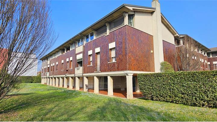 Brescia – Sant’Anna | Ampio quadrilocale ristrutturato con balcone e box 