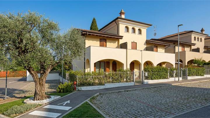 VILLETTA A SCHIERA IN VENDITA A CALCINATO