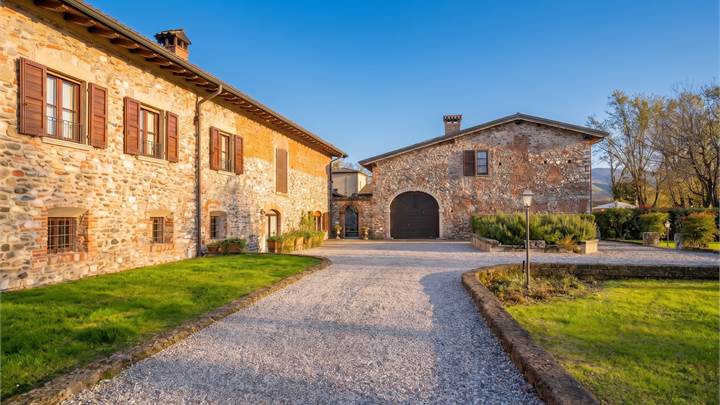 Trilocale con portico in residence esclusivo con parco di 40.000 mq, piscina e tennis – Bedizzole