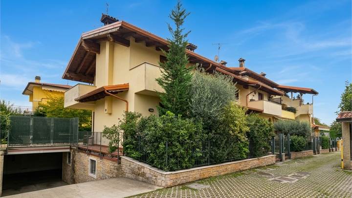 TRILOCALE CON INGRESSO INDIPENDENTE E GIARDINO ESCLUSIVO
