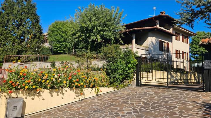 VILLA SINGOLA CON DUE UNITÀ ABITATIVE E GRANDE GIARDINO
